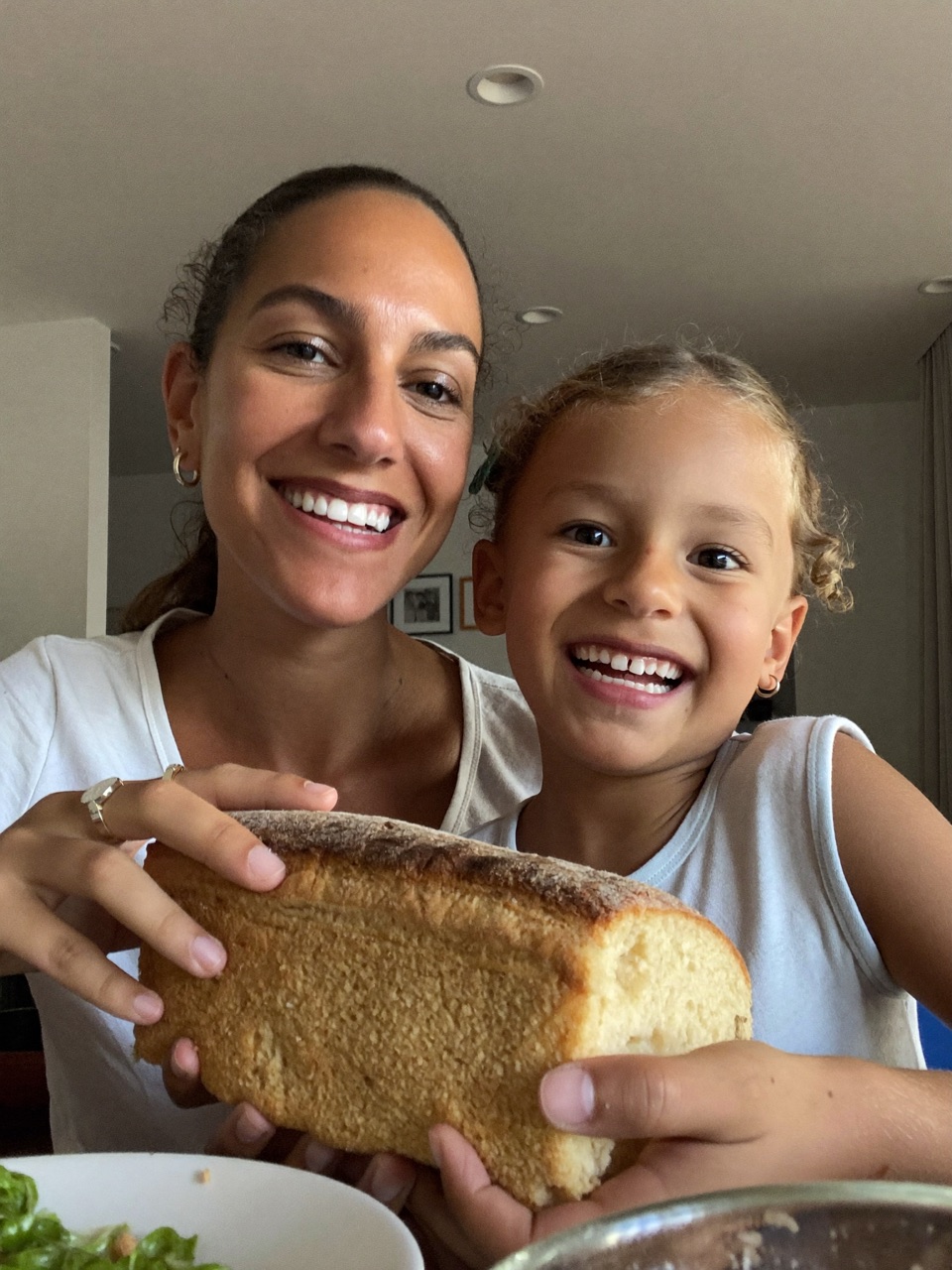Mãe e filha com pão caseiro sem glúten